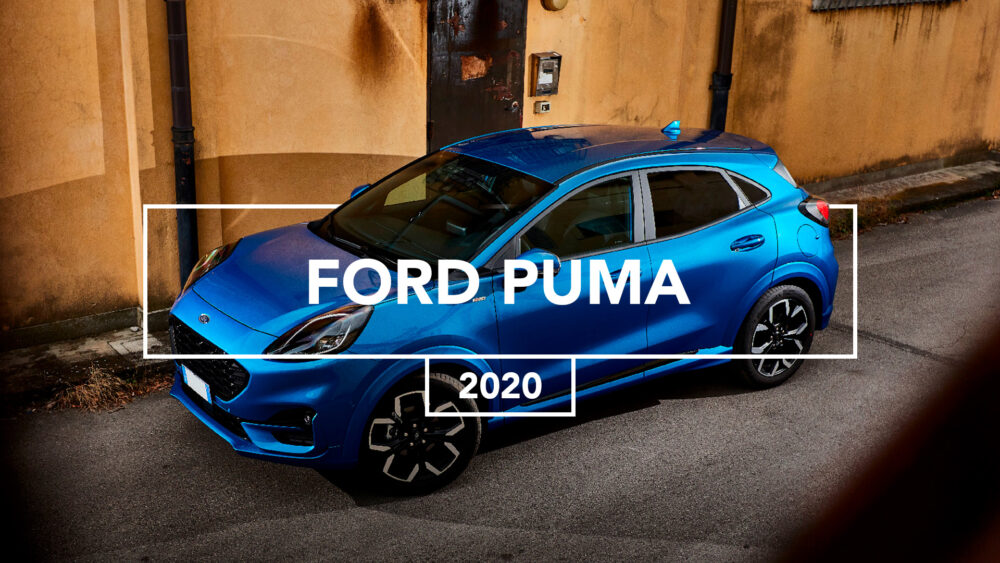  Fotografia automotive – Ford Puma blu elettrico in ambiente urbano vintage