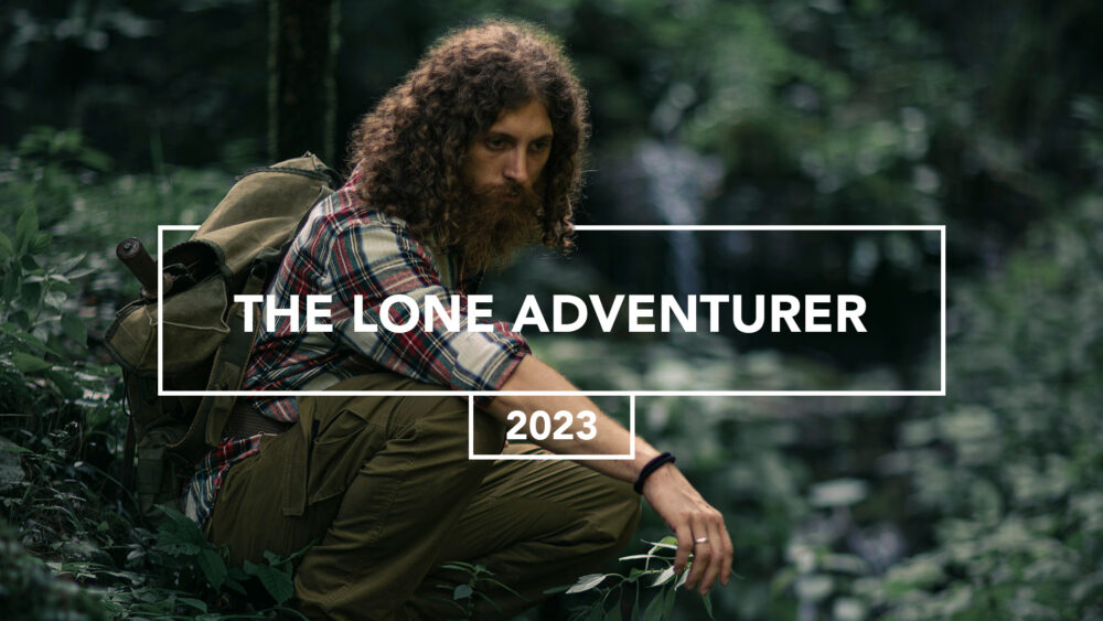  Fotografia outdoor – uomo in posa tra muschio e radure, look avventuroso