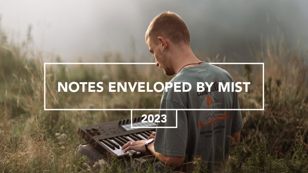Fotografia ambientata – musicista con sintetizzatore nella natura tra foschia e luce soffusa