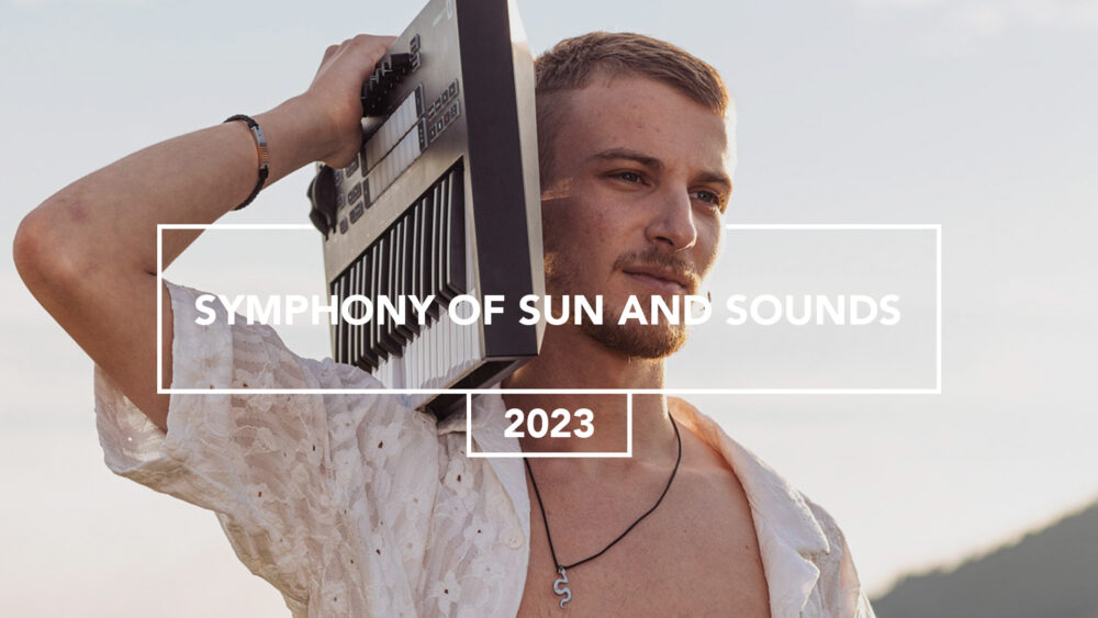  Ritratto controluce – musicista con tastiera tra luce dorata e paesaggio estivo