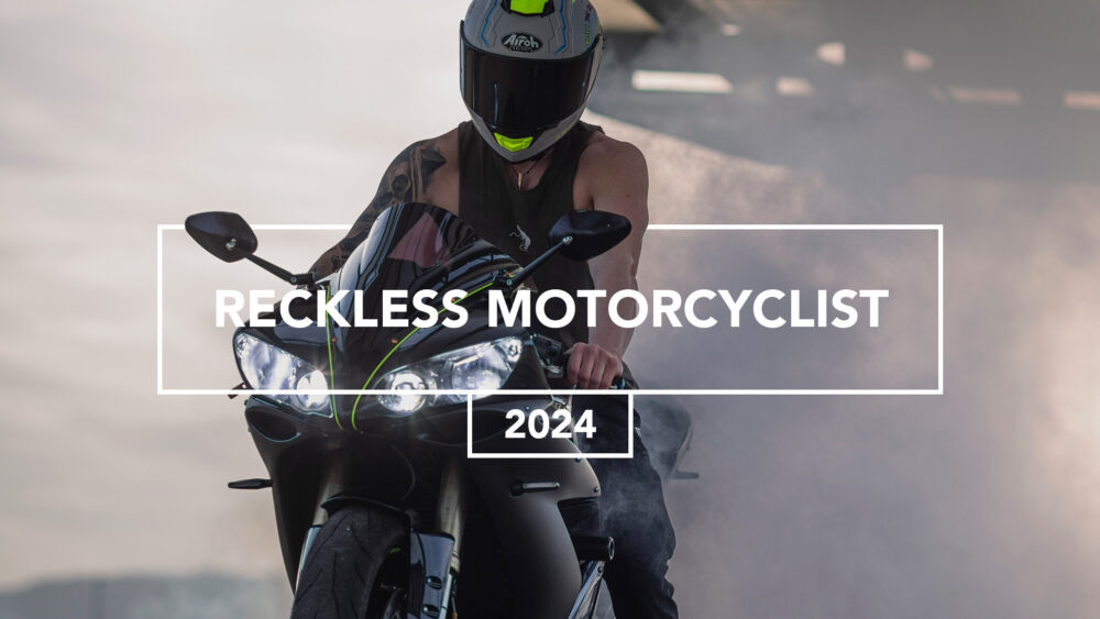 Fotografia dinamica – motociclista sportivo in azione con fumo e luci teatrali